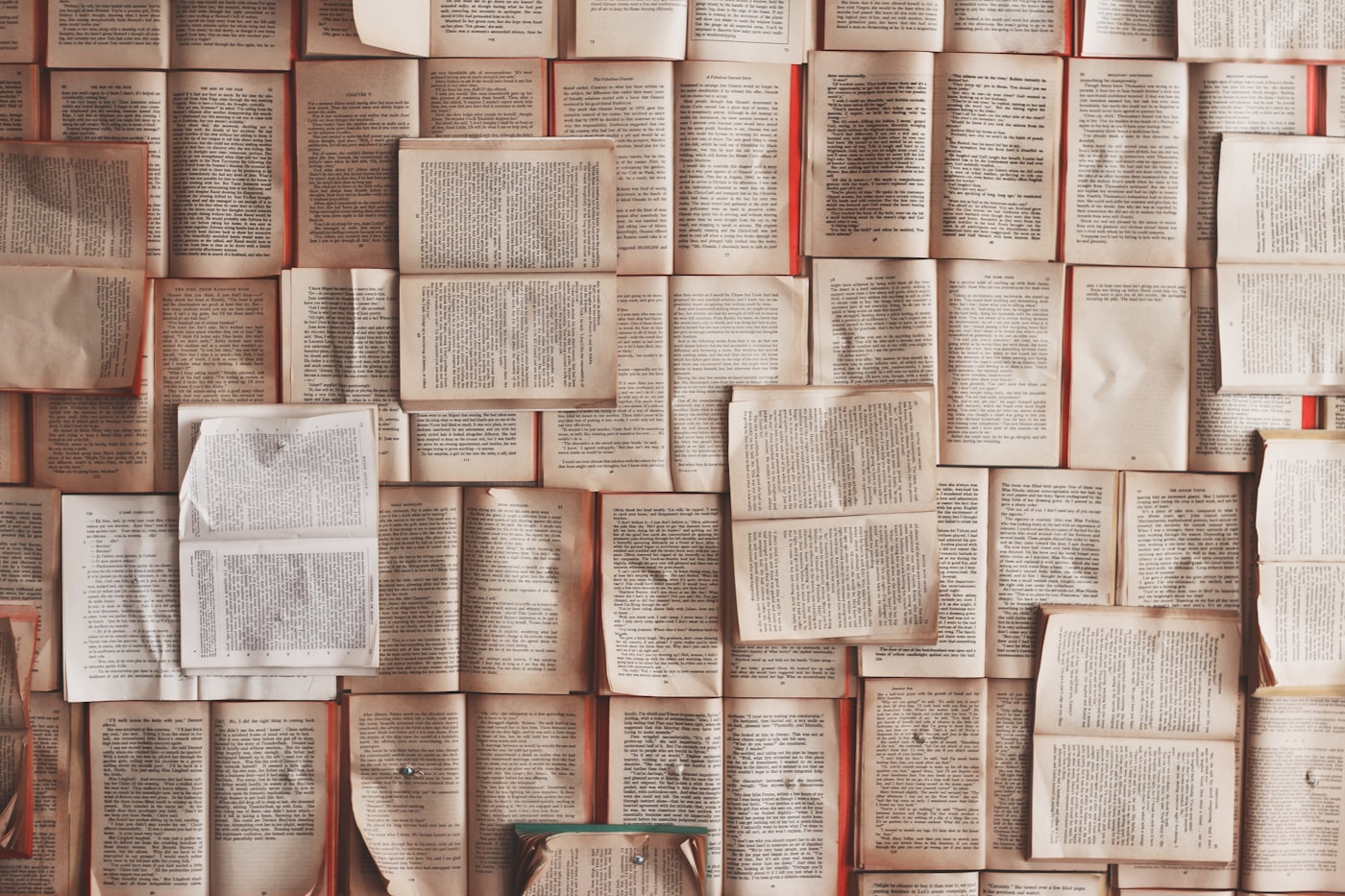 Detalle de páginas y luz sobre un escritorio